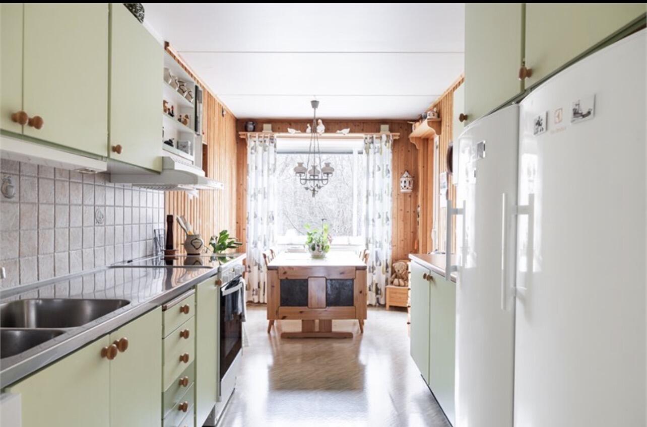 Köket i Nöbbelöv innan renovering, ljusgrönt 70-talskök med träpanel
