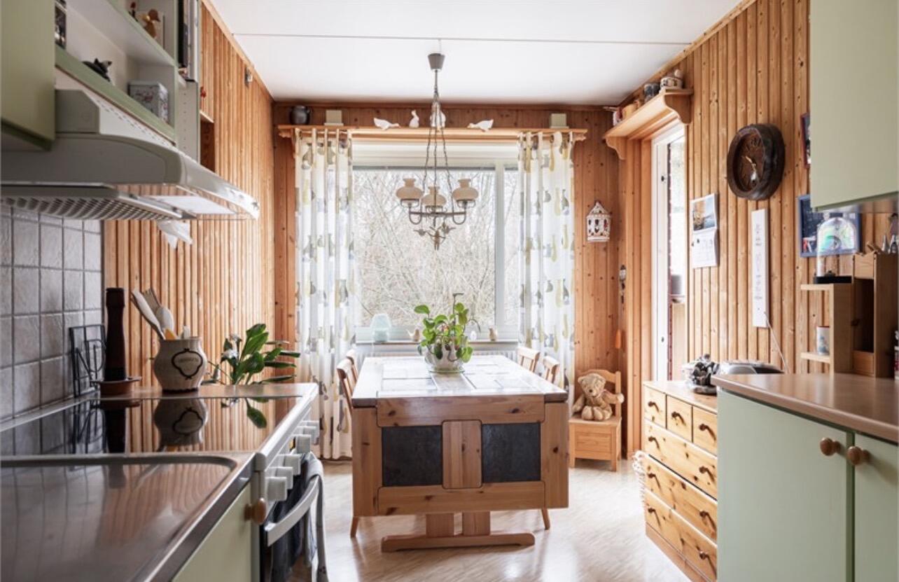 Köket i Nöbbelöv innan renovering, ljusgrönt 70-talskök med träpanel