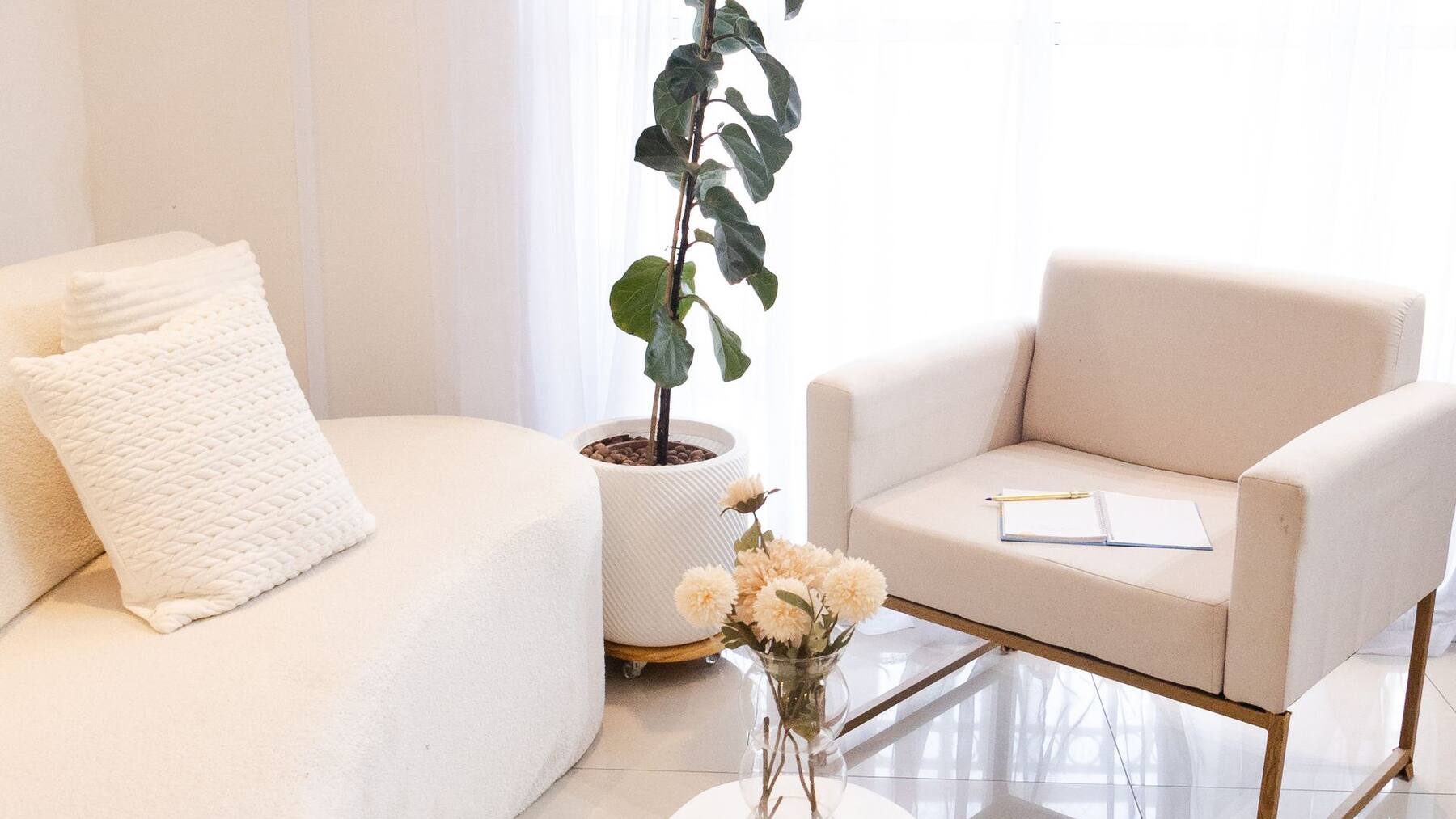 Ljust, modernt vardagsrum efter renovering